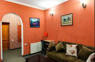 Отель Hotel Old Town Кутаиси Семейный номер с видом на сад-4