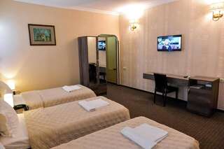 Отель Hotel Old Town Кутаиси Трехместный номер «Комфорт»-2