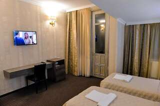 Отель Hotel Old Town Кутаиси Трехместный номер «Комфорт»-3