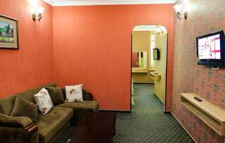 Отель Hotel Old Town Кутаиси Семейный номер с видом на сад-7