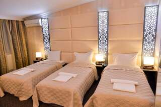 Отель Hotel Old Town Кутаиси Трехместный номер «Комфорт»-8
