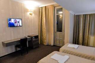 Отель Hotel Old Town Кутаиси Трехместный номер «Комфорт»-9