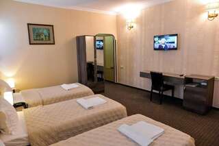Отель Hotel Old Town Кутаиси Трехместный номер «Комфорт»-11