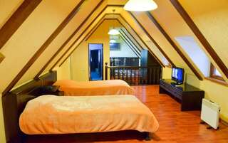 Отель Hotel Old Town Кутаиси Трехместный номер «Комфорт»-1